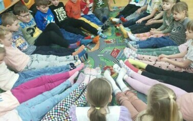 Dzień kolorowej skarpetki i dzień bez plecaka w przedszkolu - 22.03.2024. 11